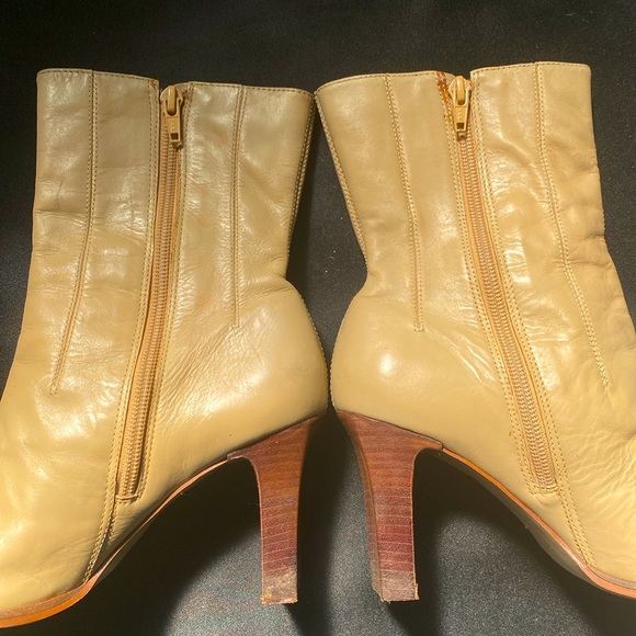 Vintage tan leather booties. Made in Brazil. Size 8B. Bra. 37. EUR. 39. - Picture 9 of 15